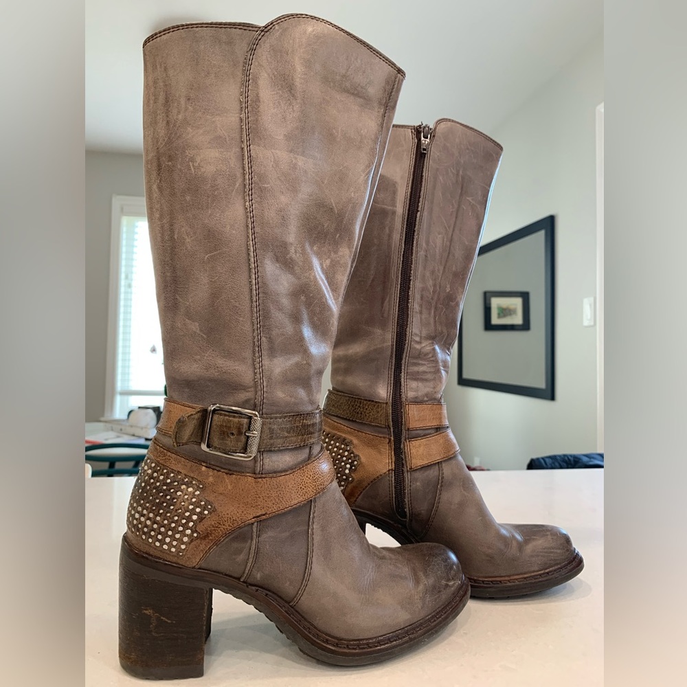 Browns distressed grey leather boots. Size 35.